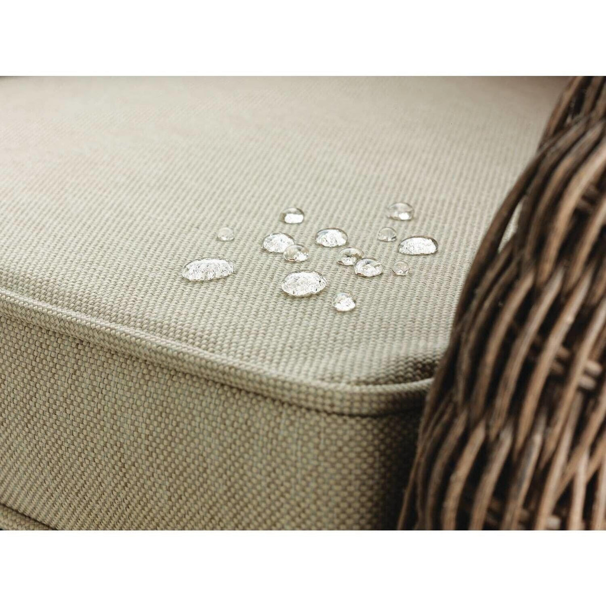Scotchgard Fabric Water Shield, 2 Cans x 400 ml each - Water Repellent Spray for Clothing and Household Upholstery Items, Long-Lasting, Fragrance free