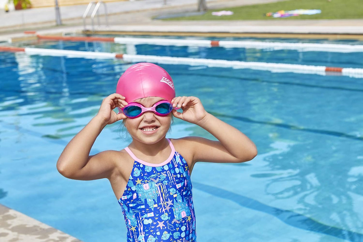 Zoggs Little Twist Kids Swimming goggles, UV Protection Swim Goggles, Adjustable Strap Children’s Goggles, Fog Free Tinted Swim Goggle Lenses, Zoggs Goggles Kids 0-6 years